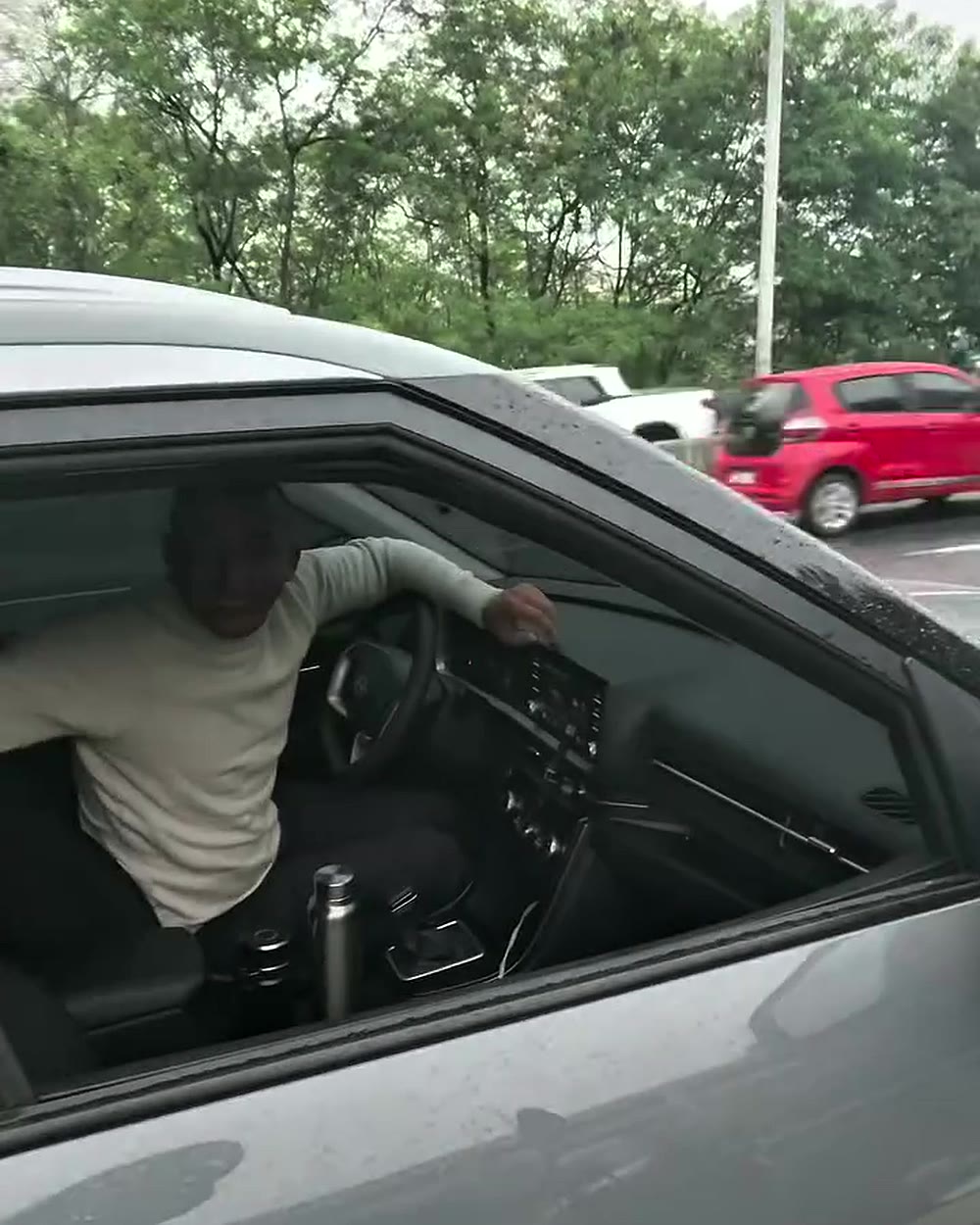 Bolsa a tiracolo que a idosa carregava enquanto caminhava sozinha pelo acostamento da Linha Vermelha