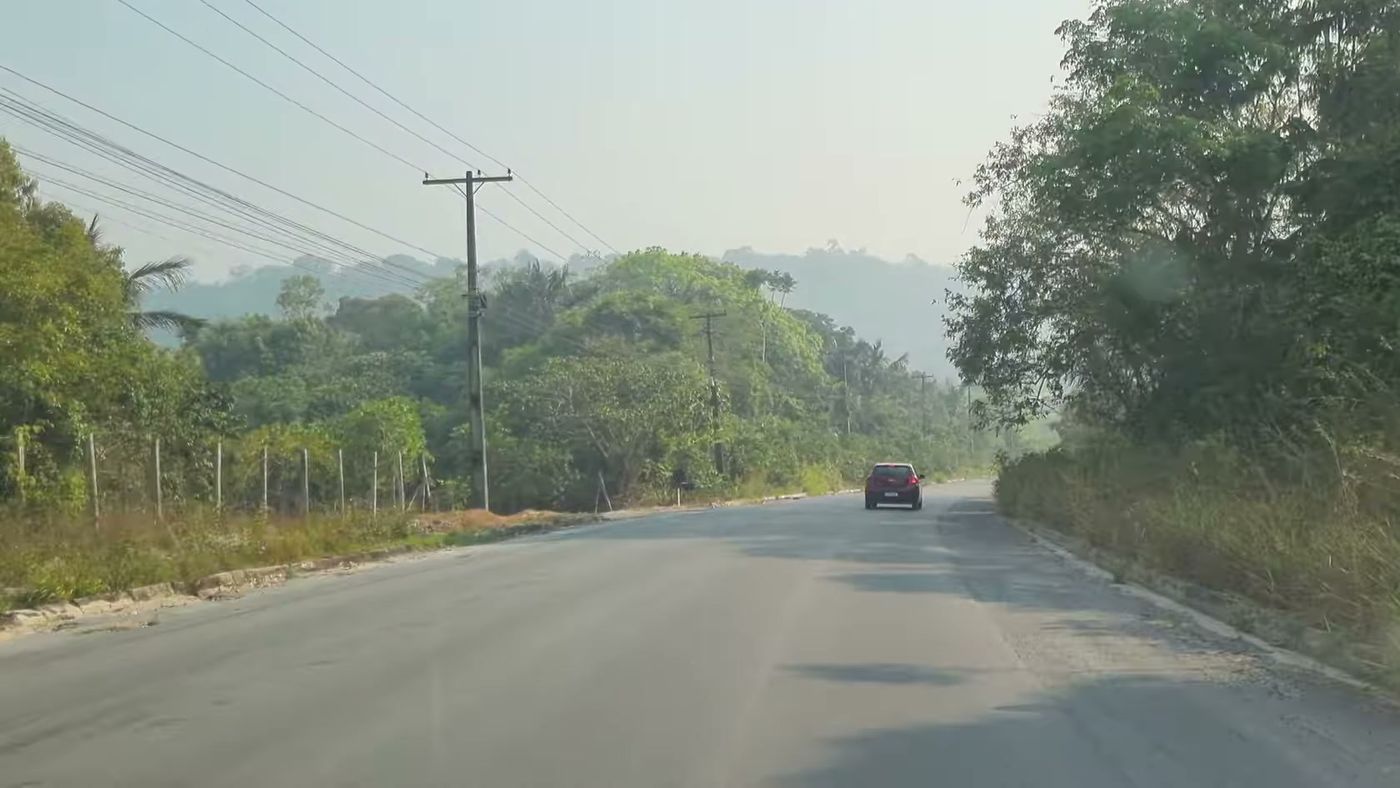 Fumaça das queimadas encobre os morros à beira da rodovia AM-010, em Manaus, em 23 de setembro de 2026, no dia seguinte ao pico do calor em Manaus