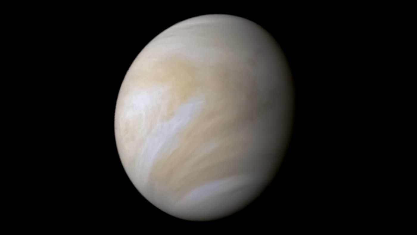 Vênus visto do espaço, coberto de nuvens em tons de bege e branco, sobre fundo preto