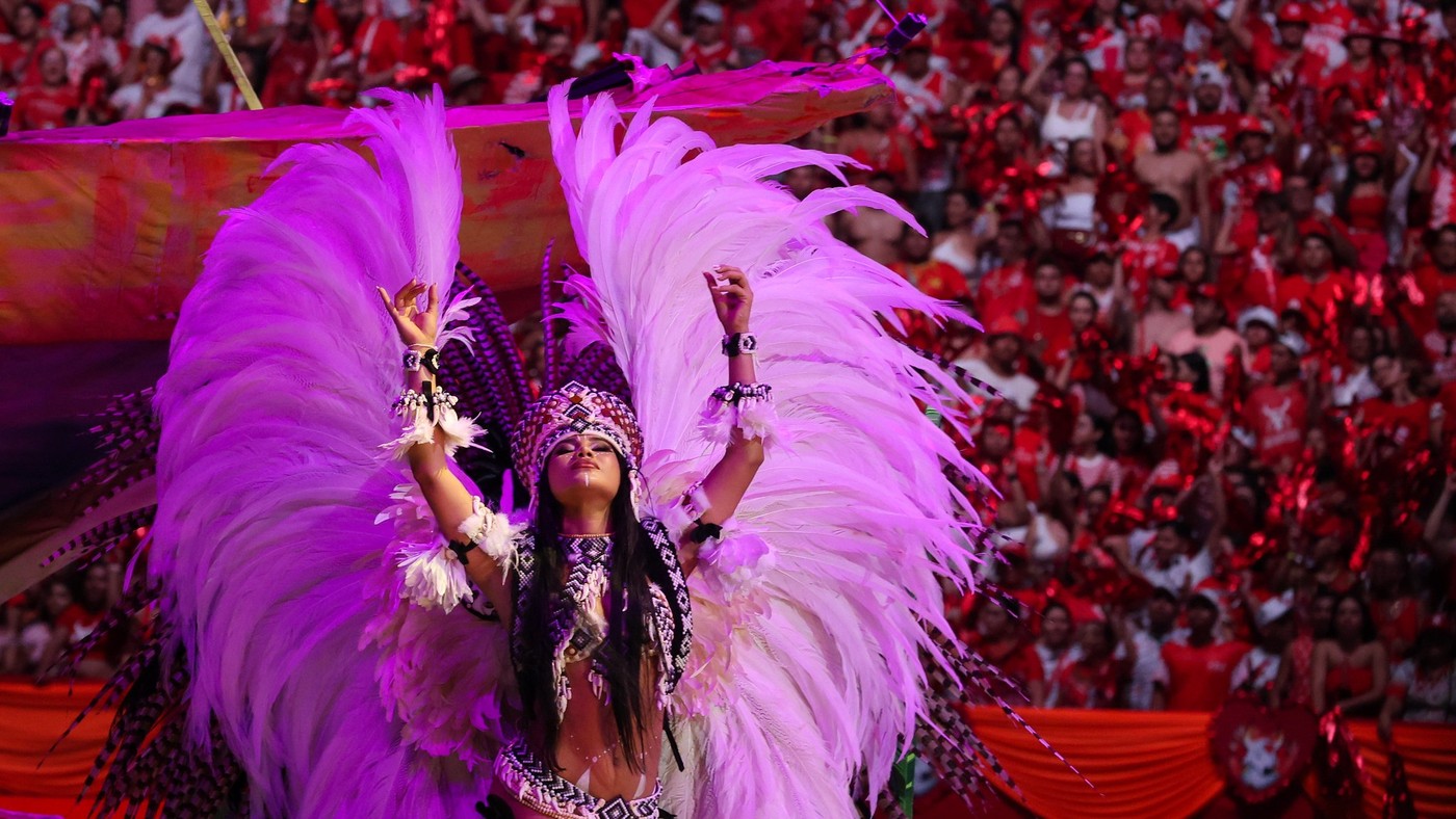 Lívia Christina em apresentação do Garantido com figurino rosa