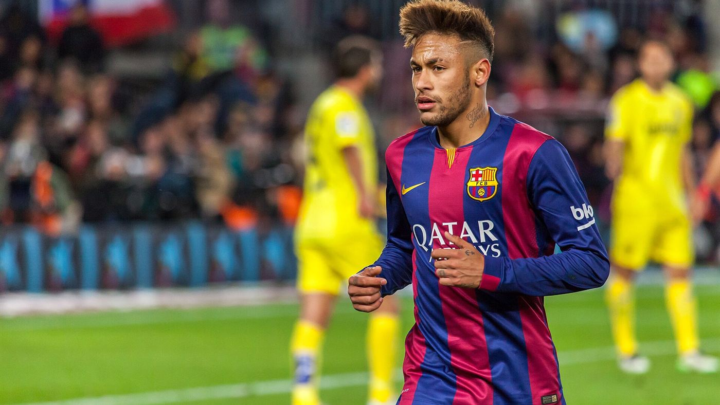 Neymar vaiado durante show do 5 Seconds of Summer, atacante aparece em campo pelo Santos