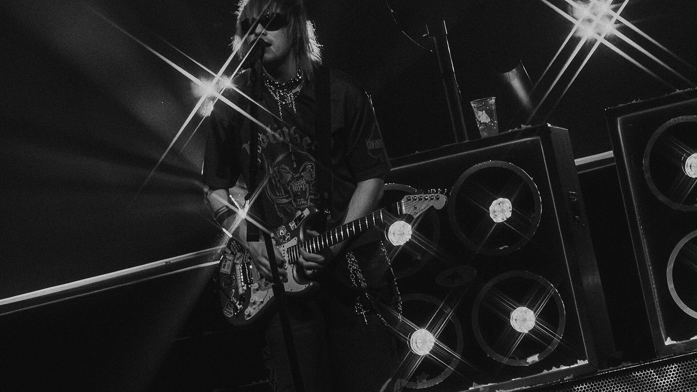 Michael Clifford, vocalista do 5 Seconds of Summer, se apresenta ao vivo em show da banda
