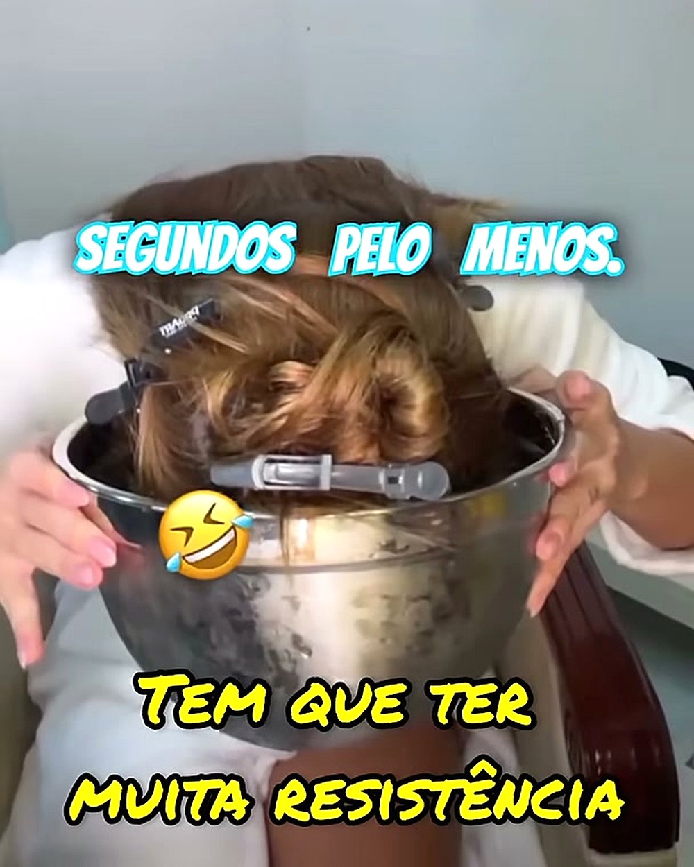Frame do vídeo: Virginia levanta o rosto molhado do balde de gelo