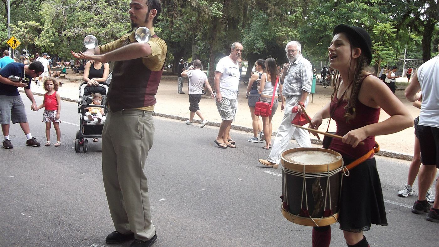 Feira de antiguidades e artesanato movimentada, no estilo do Brique da Redenção onde o álbum foi comprado