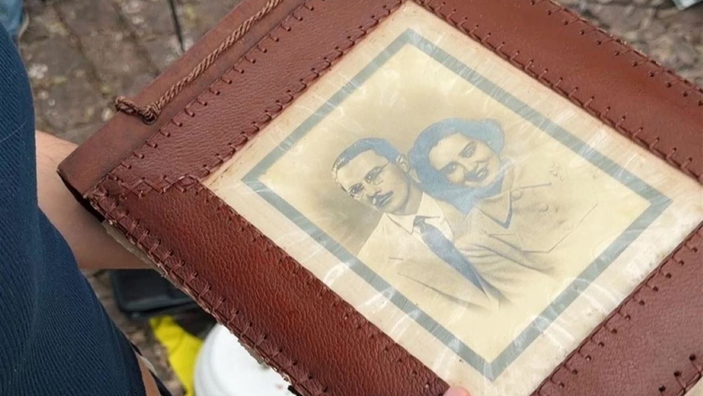 Álbum antigo comprado em feira mostra retrato pintado do casal Eunice e João na capa de couro
