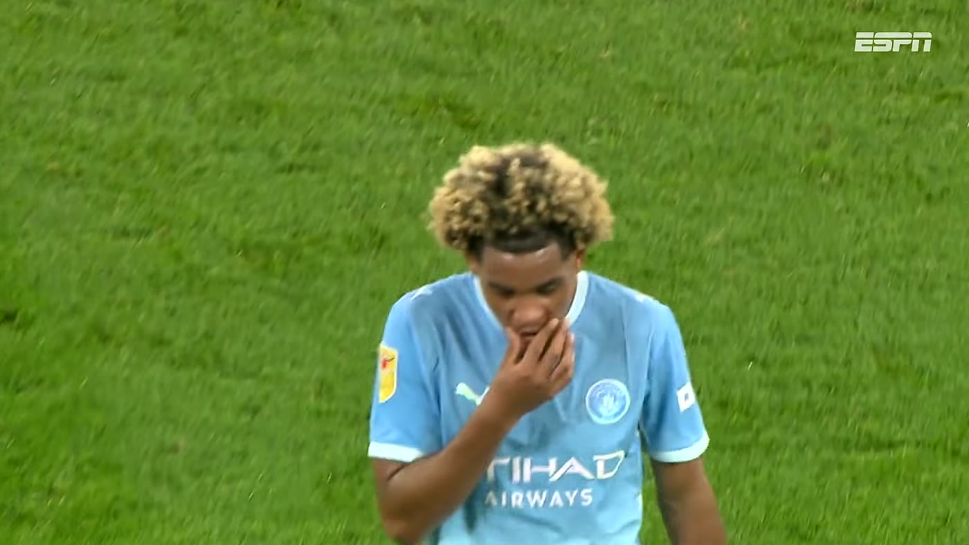Allan em campo com a camisa do Manchester City após marcar o gol contra o Norwich