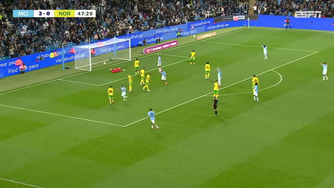 Momento do gol de Allan na estreia pelo Manchester City contra o Norwich, com a bola na rede
