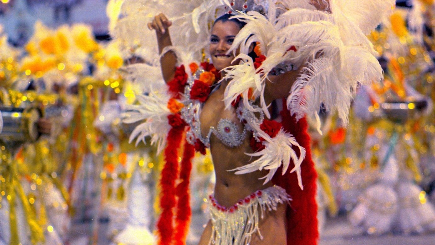 Rainha de bateria em traje de plumas nas cores da Grande Rio