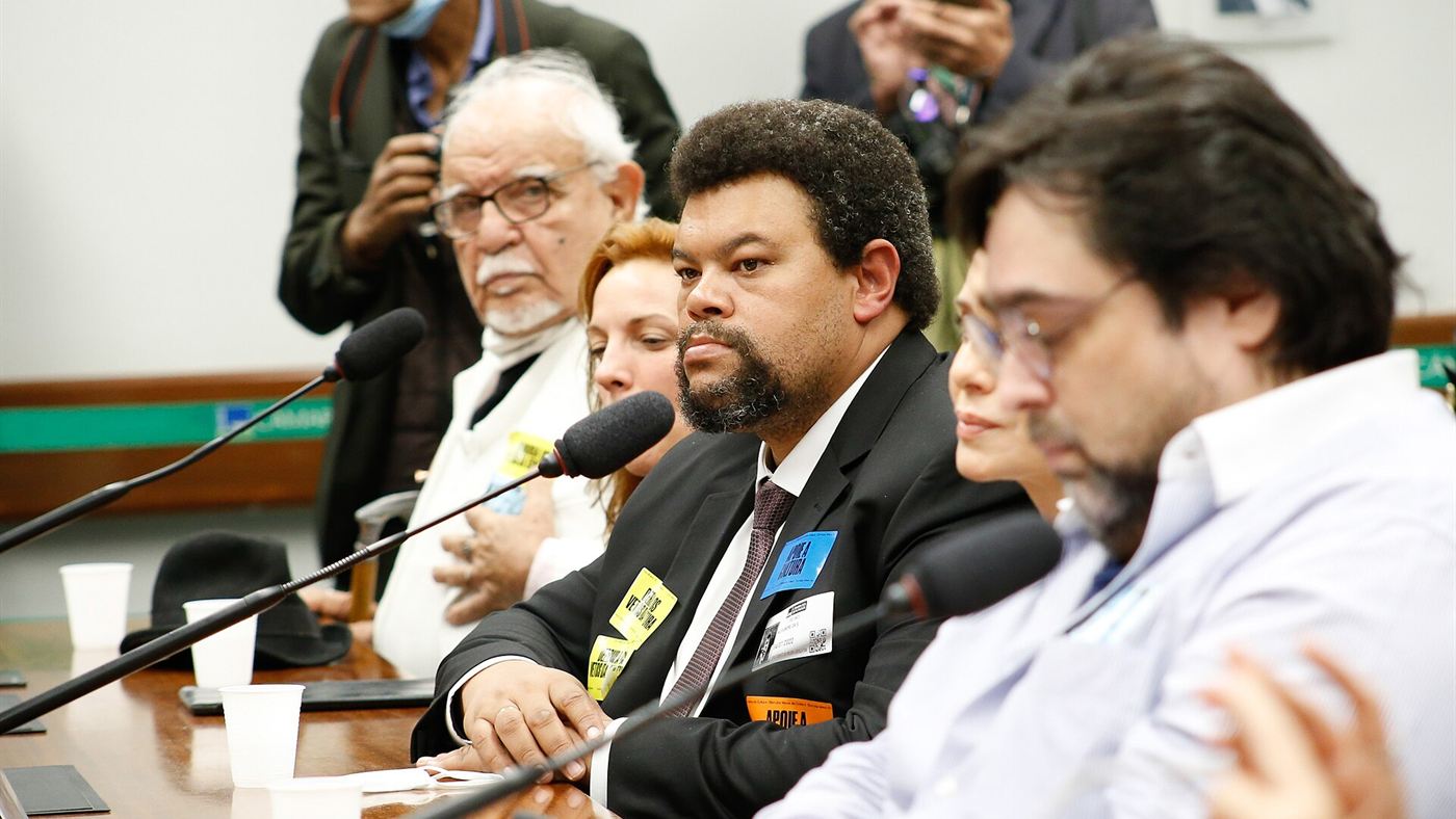 Babu Santana em comissão pública, ator que interpreta o policial Brasa em Verão da Lata