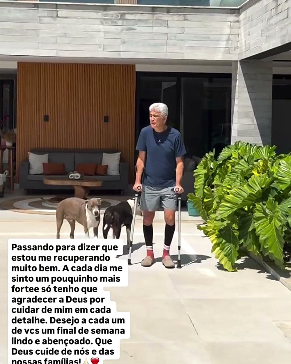 Bebeto usa duas muletas de alumínio para caminhar no quintal de casa