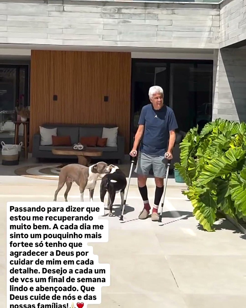 Bebeto caminha ao lado dos cachorros durante a gravação do vídeo nos Stories