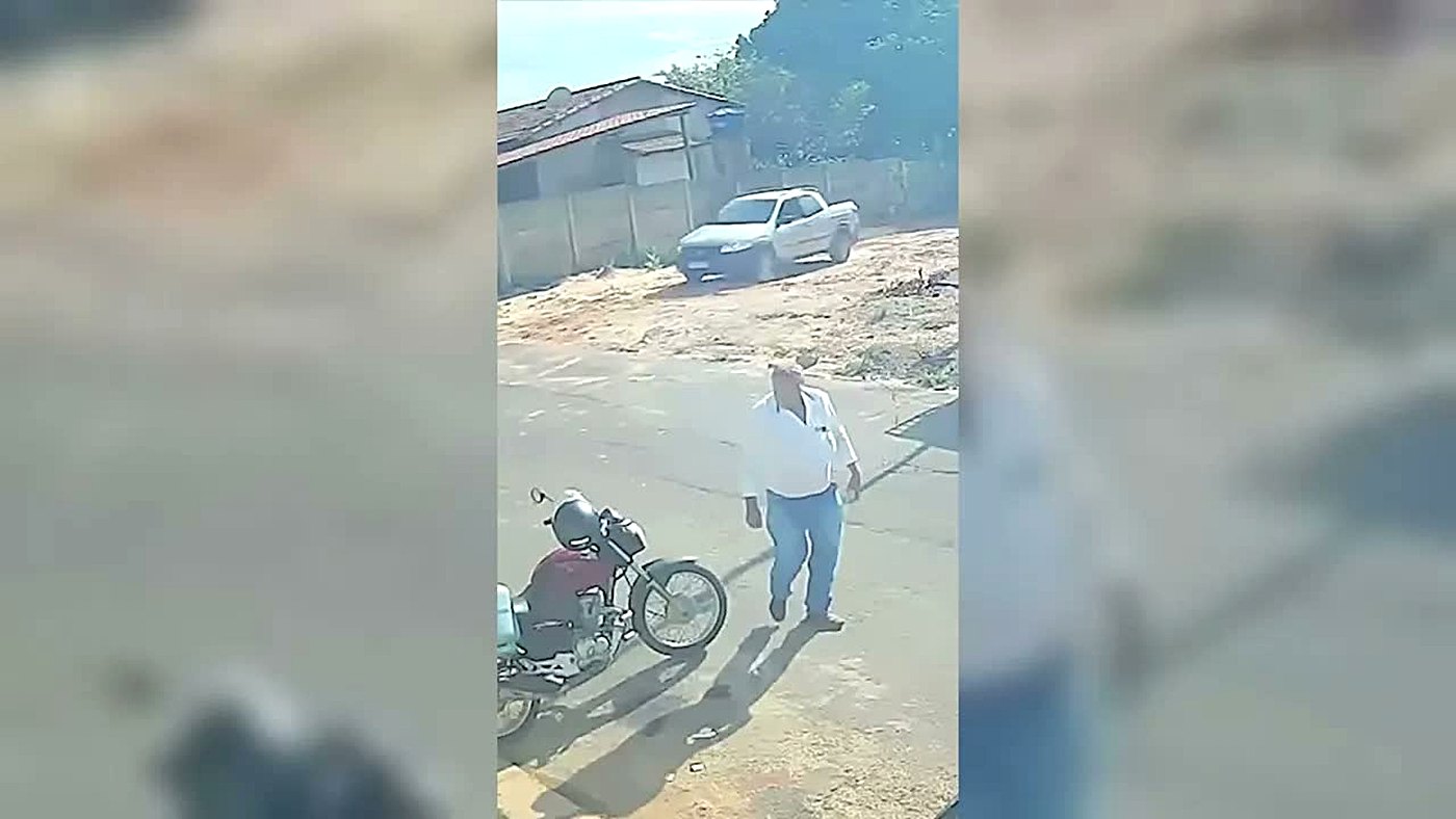 Entregador de gás caminha pela rua em João Pinheiro após o cachorro furtar a bolsa