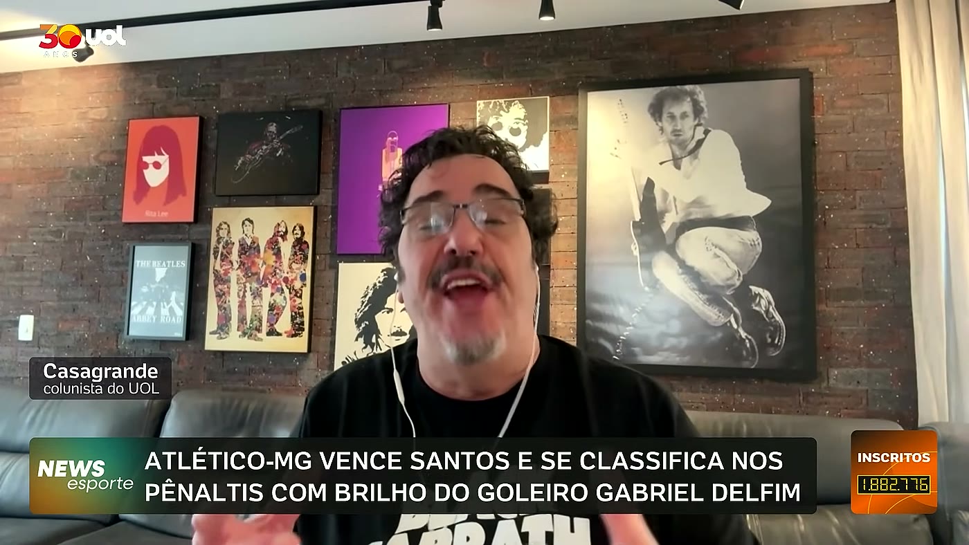 Casagrande gesticula durante comentário sobre Neymar e o Santos na UOL