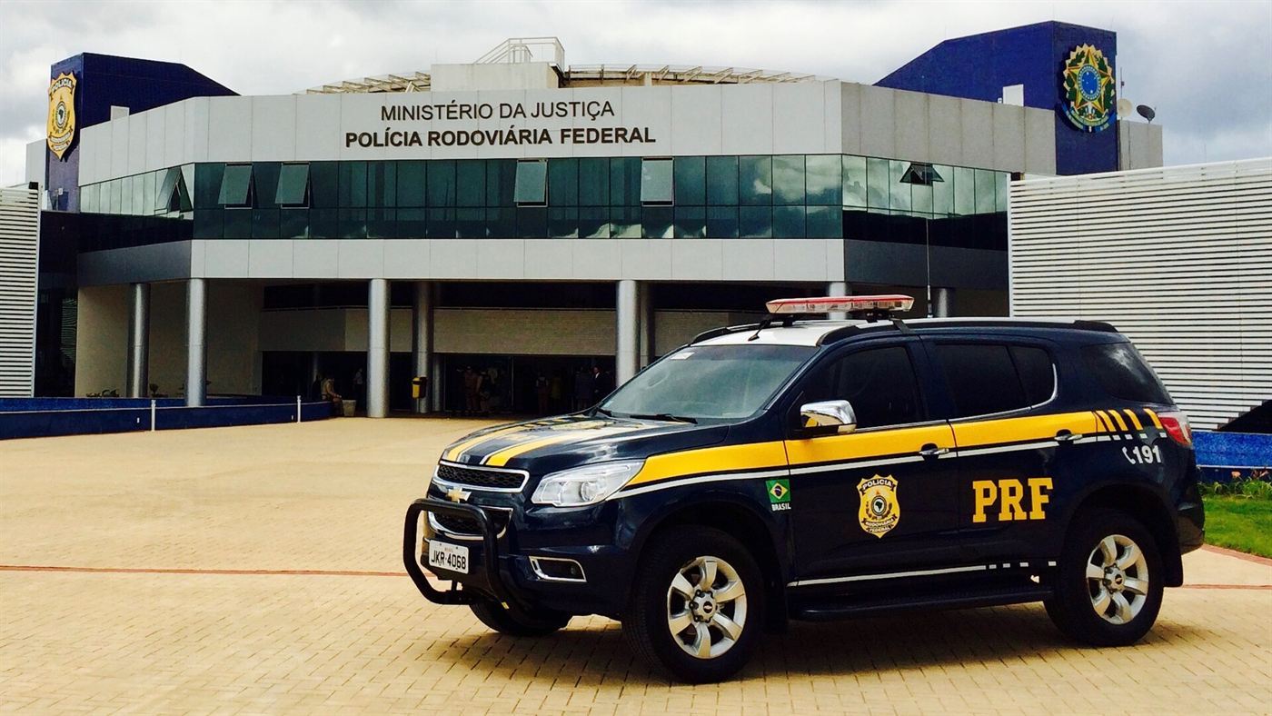 CNH digital na blitz: viatura da Polícia Rodoviária Federal em fiscalização