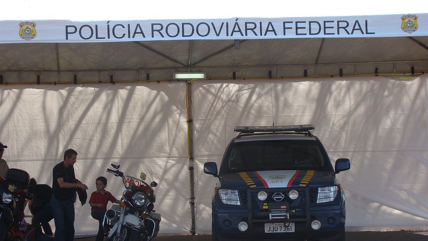 Fiscalização da Polícia Rodoviária Federal em rodovia brasileira