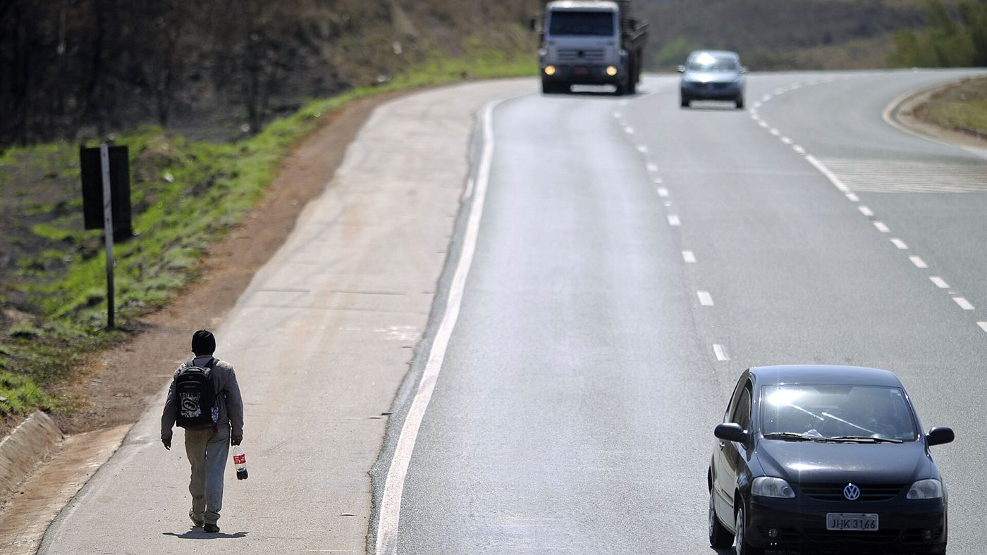 Renovação automática da CNH: rodovia BR-040 com carros e caminhão em tráfego normal, cenário de motoristas que podem ter direito ao benefício