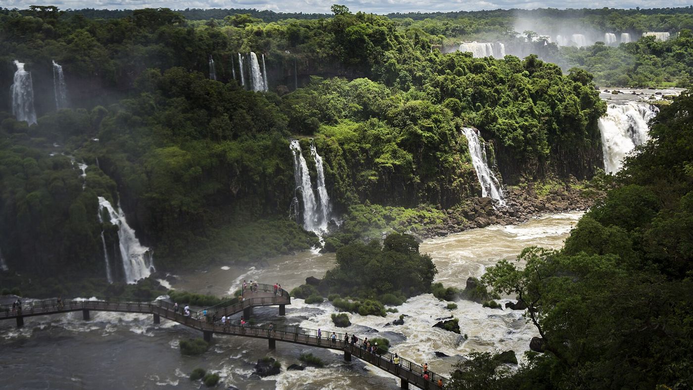 Passarela da trilha das Cataratas do Iguaçu sobre o rio, no trecho inicial do percurso