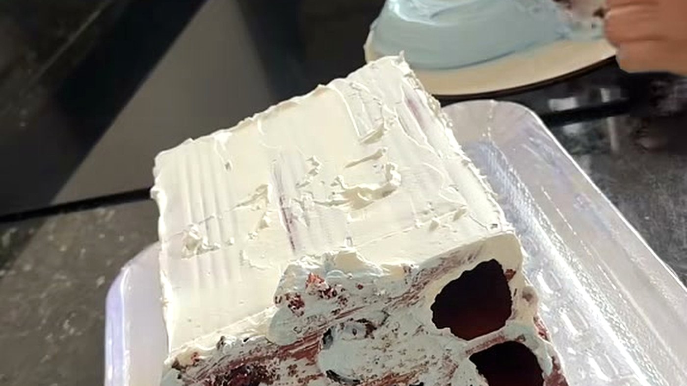 Confeiteira Nathy mostra o tijolo coberto de chantilly que virou o bolo de tijolo viral no TikTok