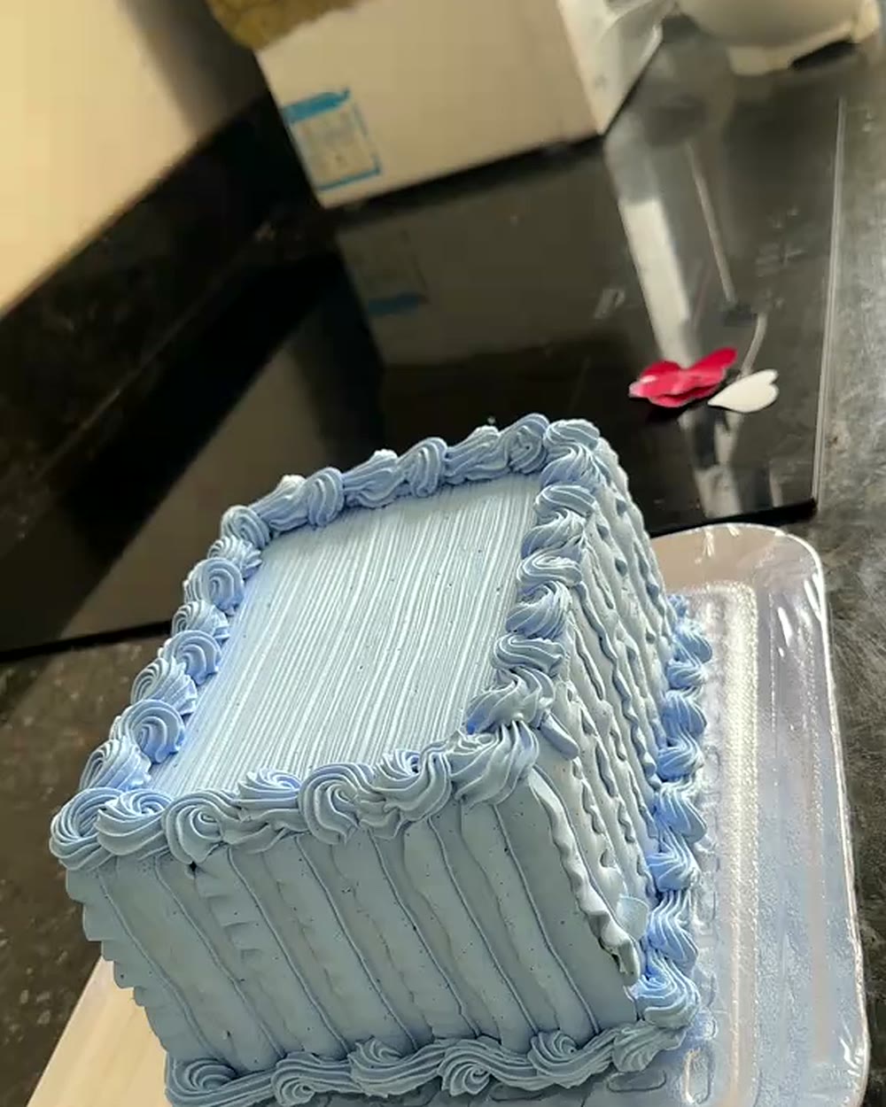 Outro frame do vídeo viral da confeiteira mostrando o bolo de tijolo pronto
