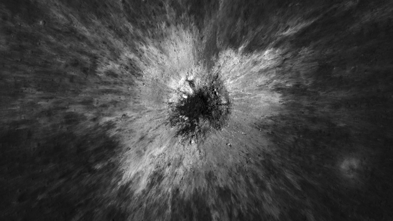 Cratera McGetchin vista de cima pela câmera de alta resolução da sonda LRO, com o material claro espalhado em raios ao redor