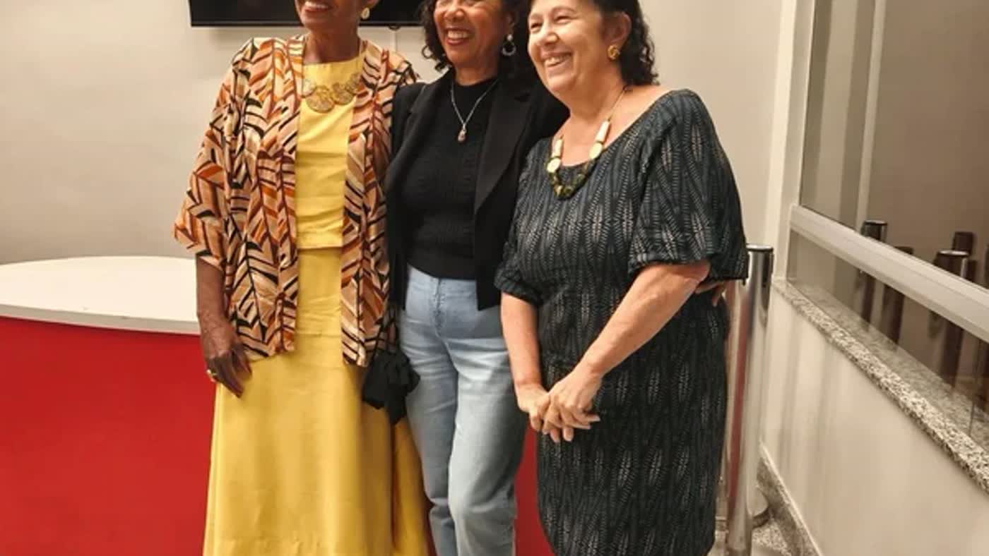 três jornalistas retratadas no documentário mulheres jornalismo baiano sorrindo em evento