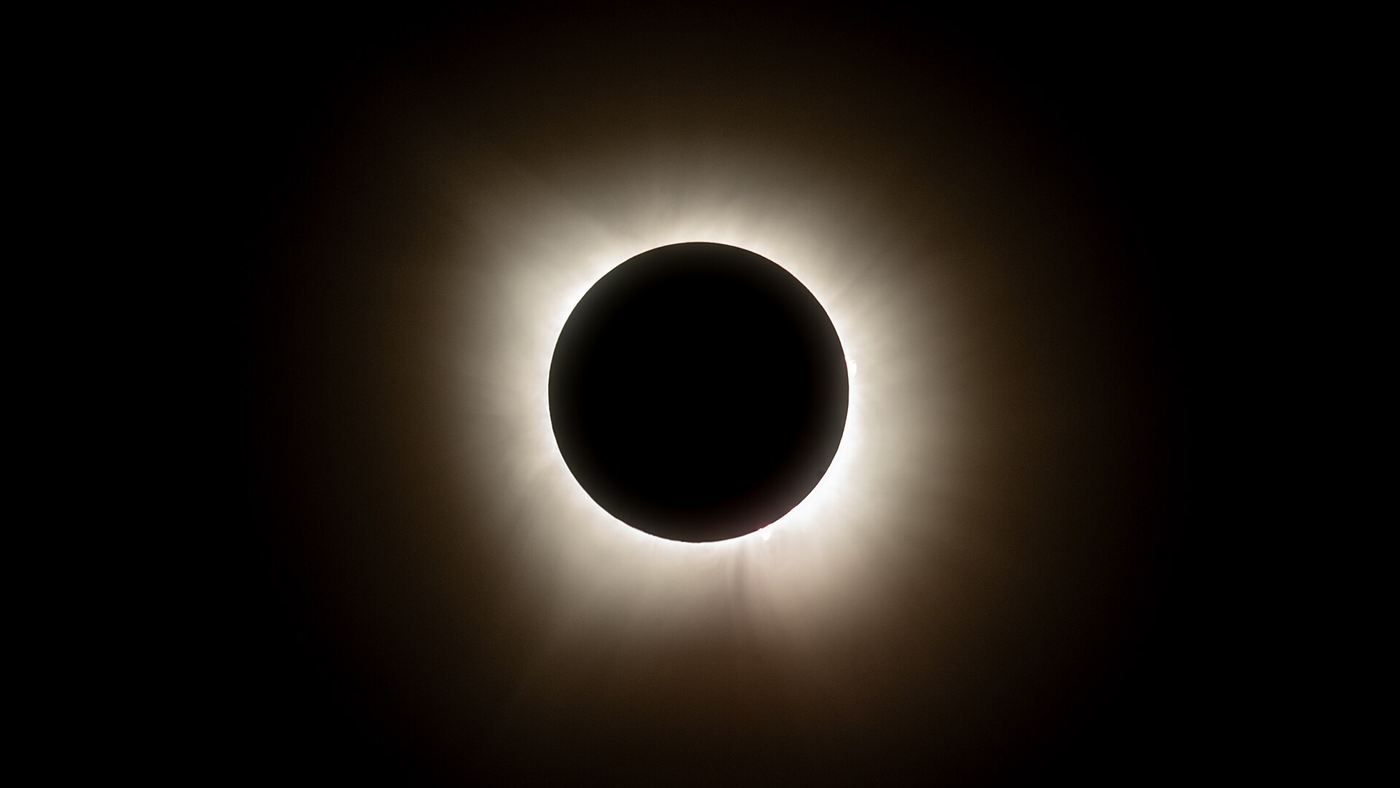 Coroa solar visível durante a totalidade de um eclipse solar total