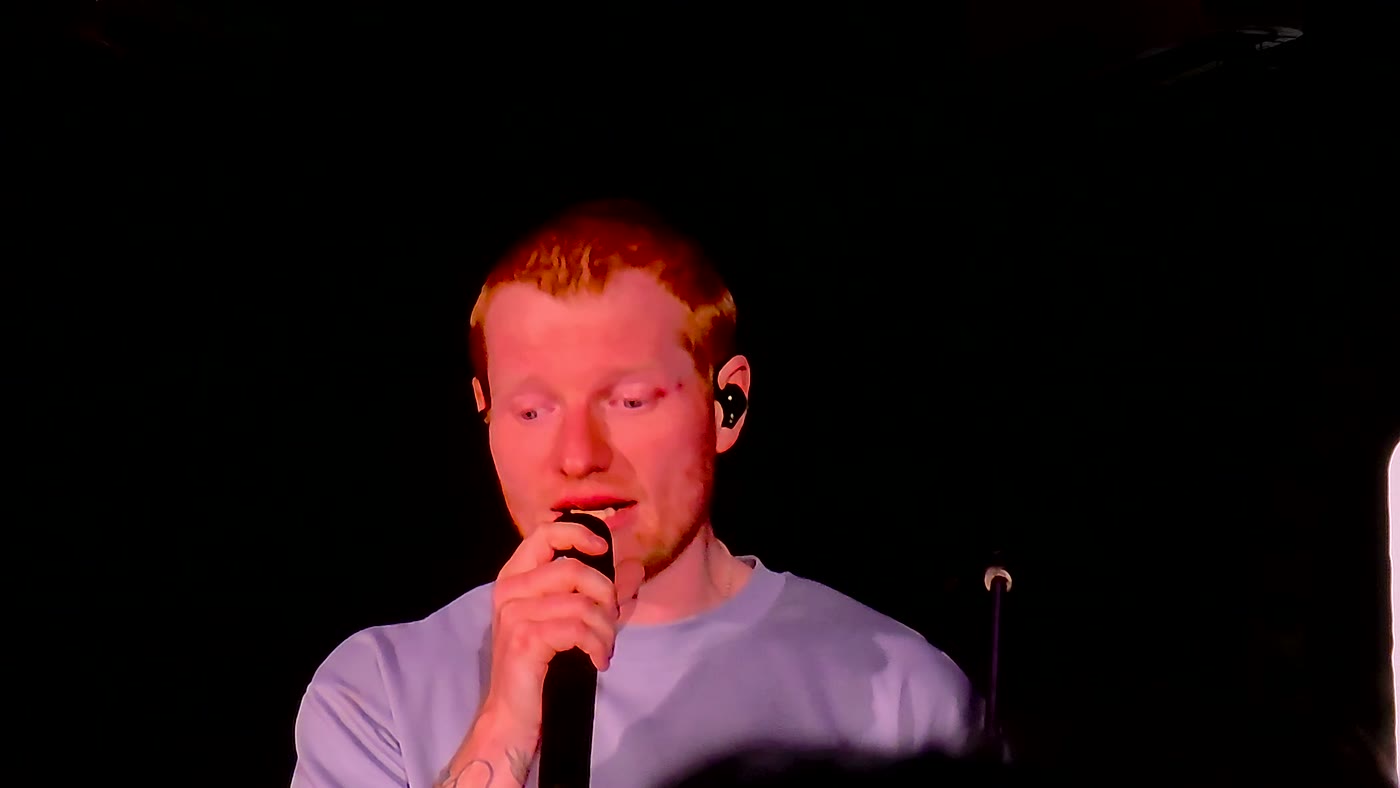 Ed Sheeran fala ao microfone durante show no Lincoln Financial Field sobre a saída de Macklemore