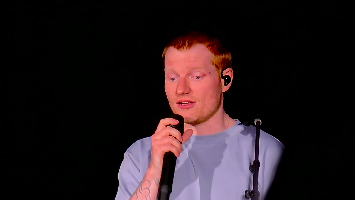 Ed Sheeran emocionado ao microfone durante discurso sobre Macklemore e a guerra em Gaza