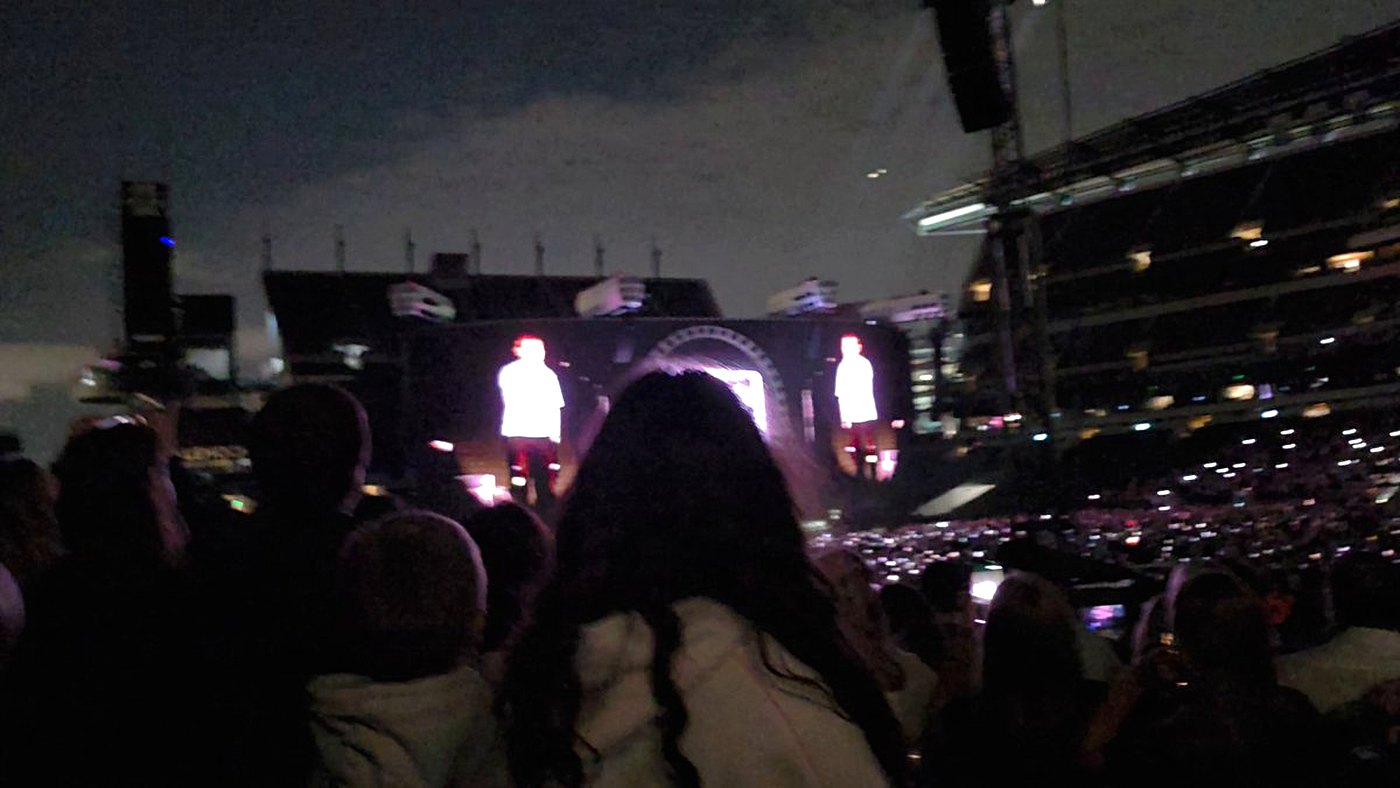 Público com celulares acesos durante show de Ed Sheeran no Lincoln Financial Field, na Filadélfia, momento em que ele falou sobre Macklemore