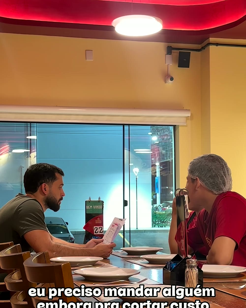 Alex Furtado segura os papéis e diz que precisa mandar alguém embora para cortar custo
