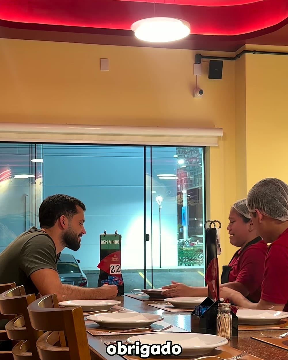 Marcela e Rick agradecem ao patrão depois de receber as passagens para o Pará