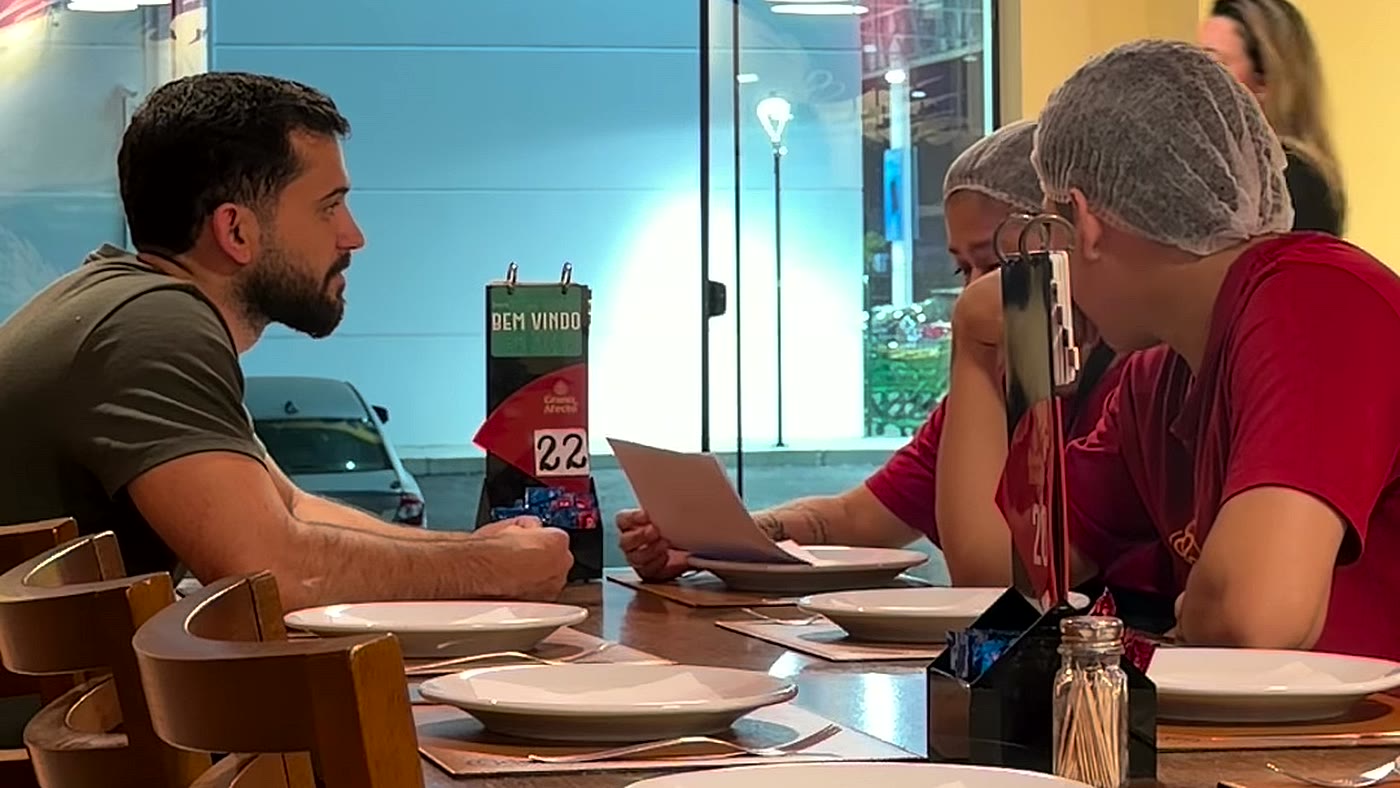 Empresário finge demissão dos funcionários na mesa da pizzaria Grano e Afecto, em Araquari