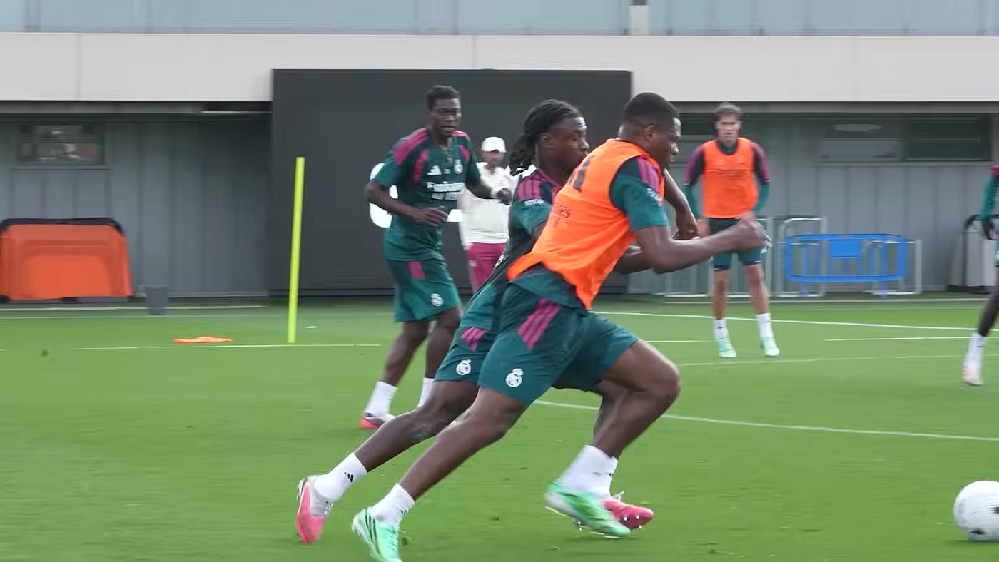 Jogadores do Real Madrid disputam a bola no coletivo do treino de preparação para o dérbi contra o Atlético de Madrid