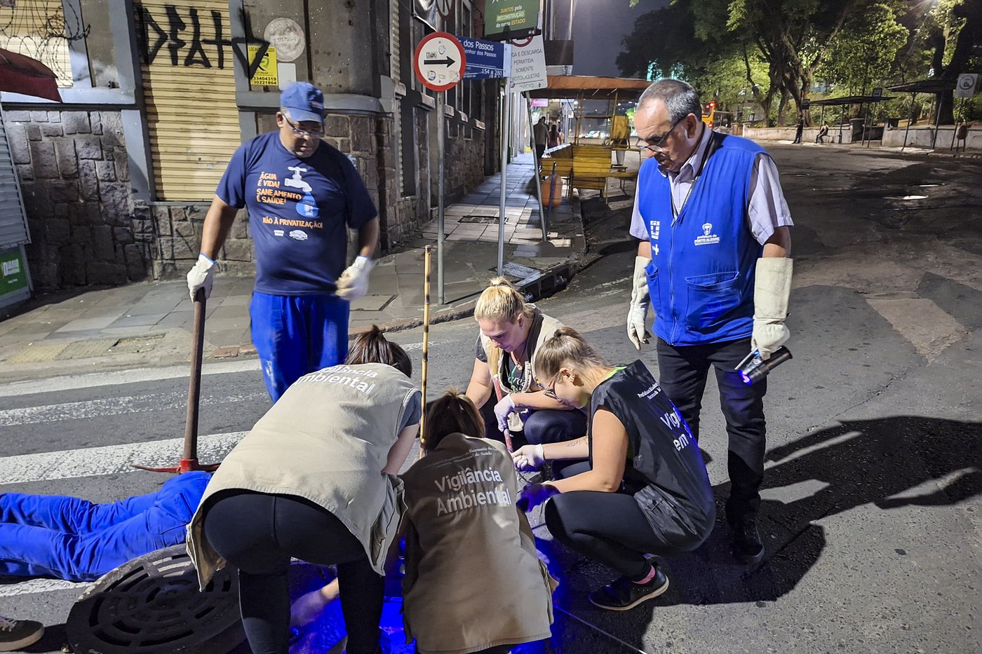 Equipe da Vigilância Ambiental de Porto Alegre faz captura noturna de escorpião amarelo em bueiro no centro da cidade