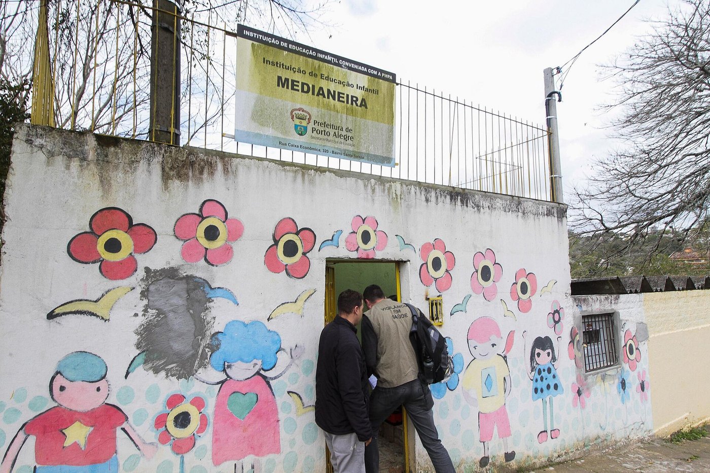 Agente de vigilância em saúde visita escola em Porto Alegre para orientar sobre risco de acidente com escorpião amarelo
