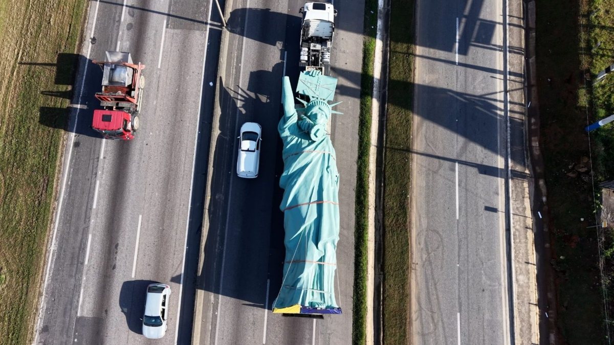 Vista aérea de uma estátua da rede durante transporte rodoviário, divulgada na cobertura da operação.