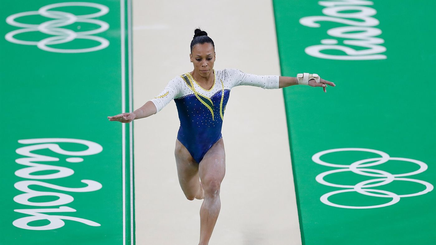 Ginasta brasileira em movimento no solo durante competição internacional de ginástica artística