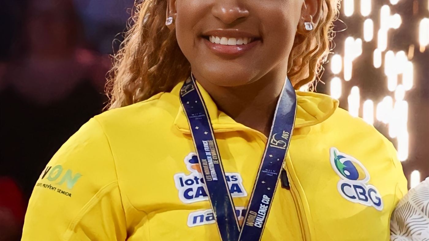 Rebeca Andrade sorrindo com medalha no pescoço durante premiação de ginástica artística