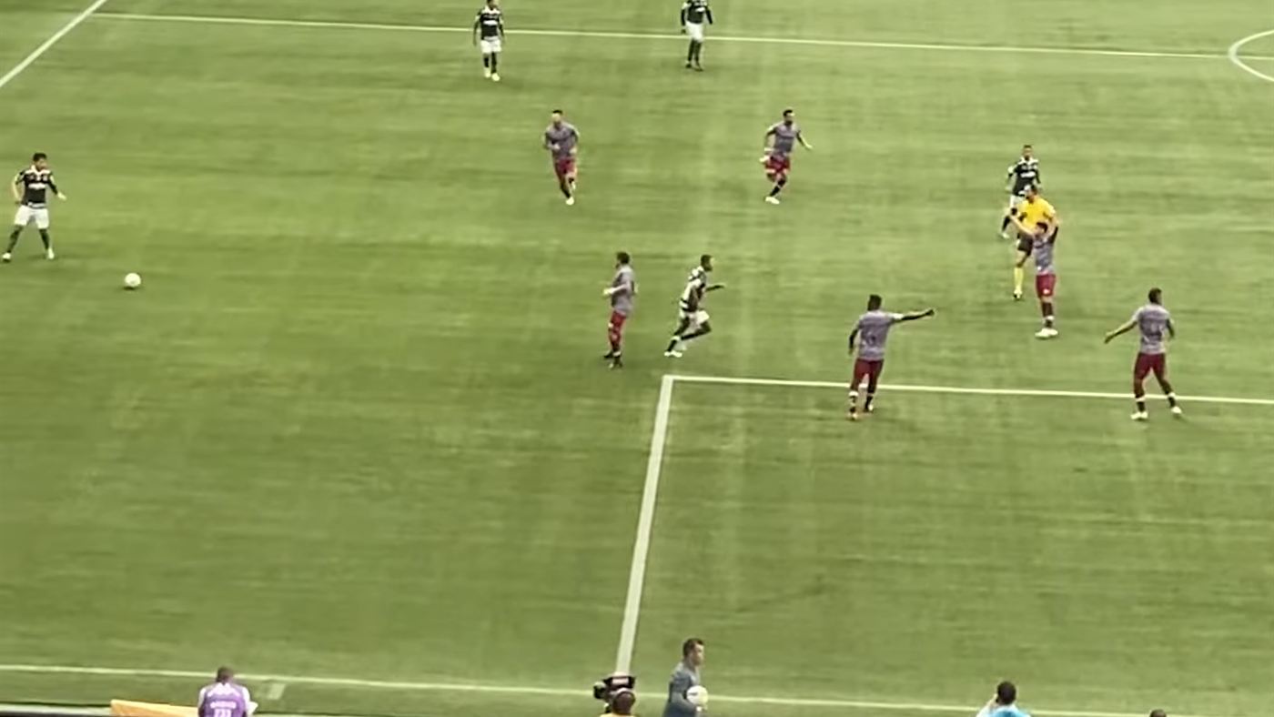 Fluminense e Palmeiras em campo; os dois clubes disputam a semifinal da Libertadores 2026 e travam impasse pela cota de ingressos do visitante