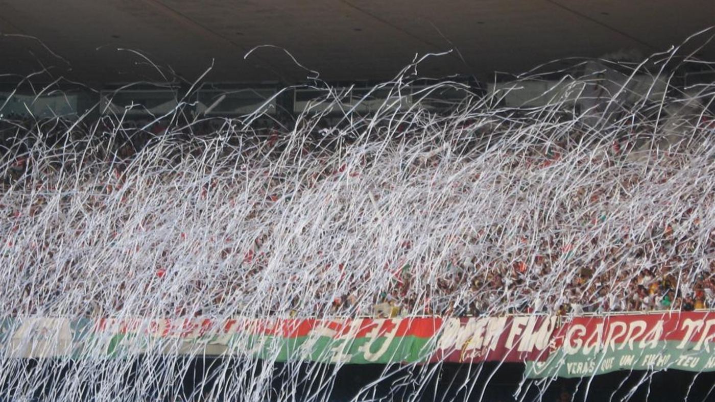 Torcida do Fluminense faz festa com serpentinas no Maracanã, estádio que recebe o primeiro jogo da semifinal contra o Palmeiras