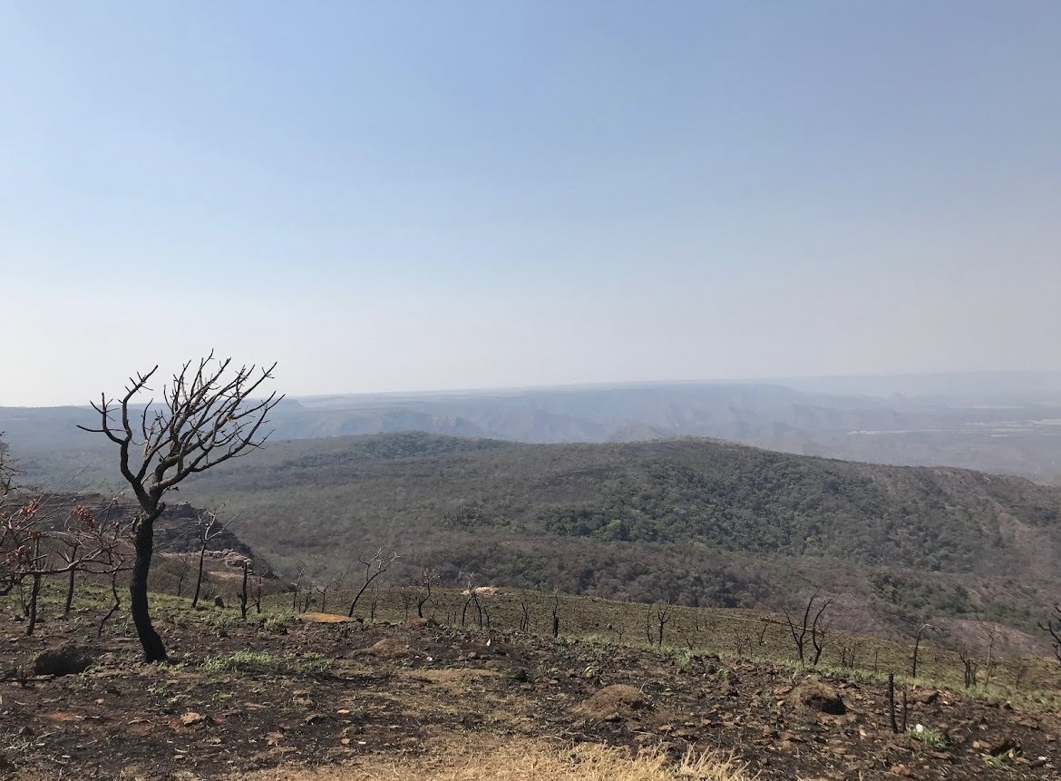 Paisagem da Chapada dos Guimarães, no Mato Grosso, com névoa de fumaça sobre o Cerrado durante a época de queimadas