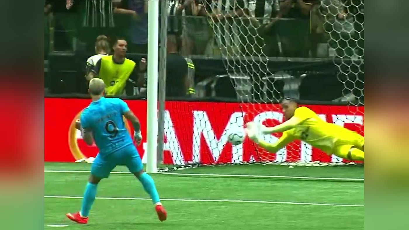 Gabriel Delfim defendendo o pênalti de Gabigol na disputa entre Atlético-MG e Santos