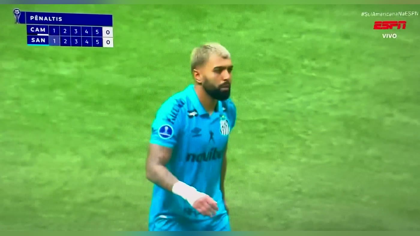 Gabigol caminhando após perder o pênalti decisivo contra o Atlético-MG