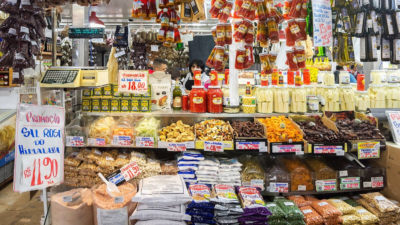 Golpe da fruta: banca com frutas secas e conservas expostas no Mercado Municipal de São Paulo