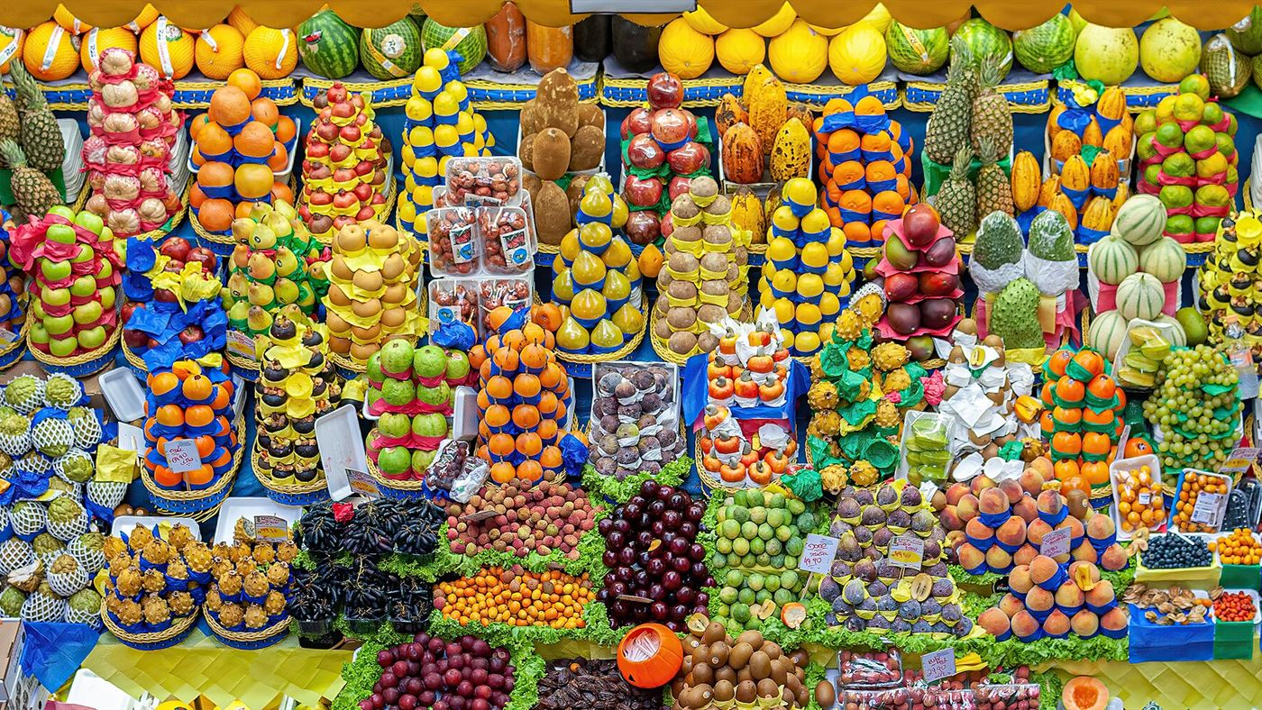 Golpe da fruta: banca de frutas decorada em pirâmides no Mercado Municipal de São Paulo