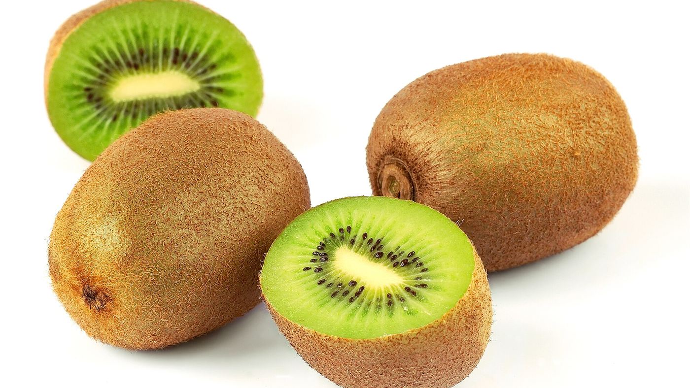 Golpe da fruta: kiwis inteiros e cortados ao meio, a fruta cobrada de Kushida no Mercadão