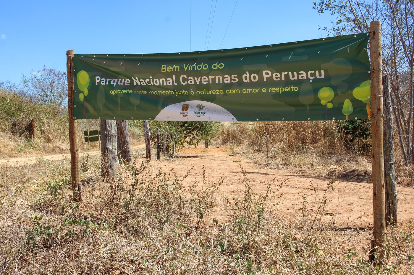 Entrada sinalizada do Parque Nacional Cavernas do Peruaçu, em Minas Gerais.