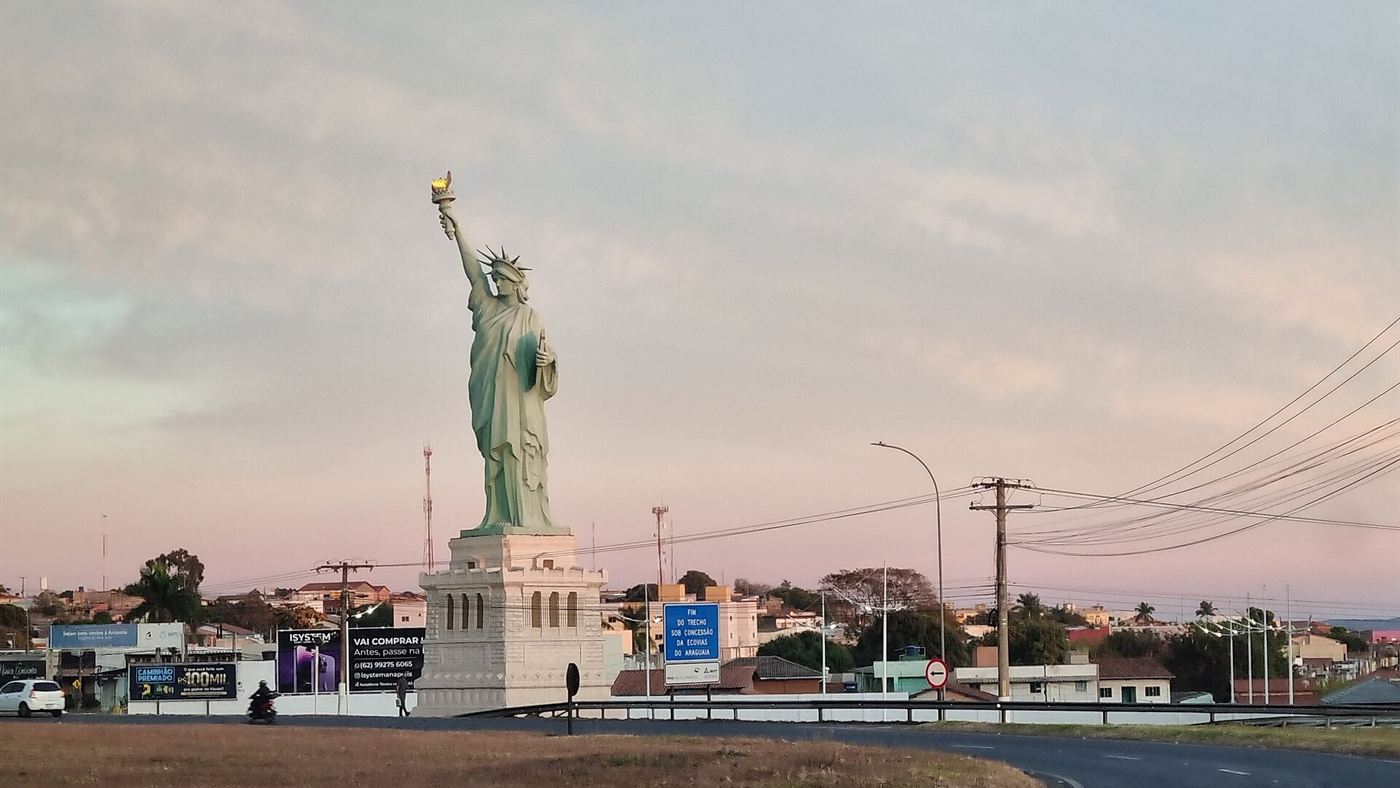Réplica da Estátua da Liberdade em frente a loja da Havan em Anápolis