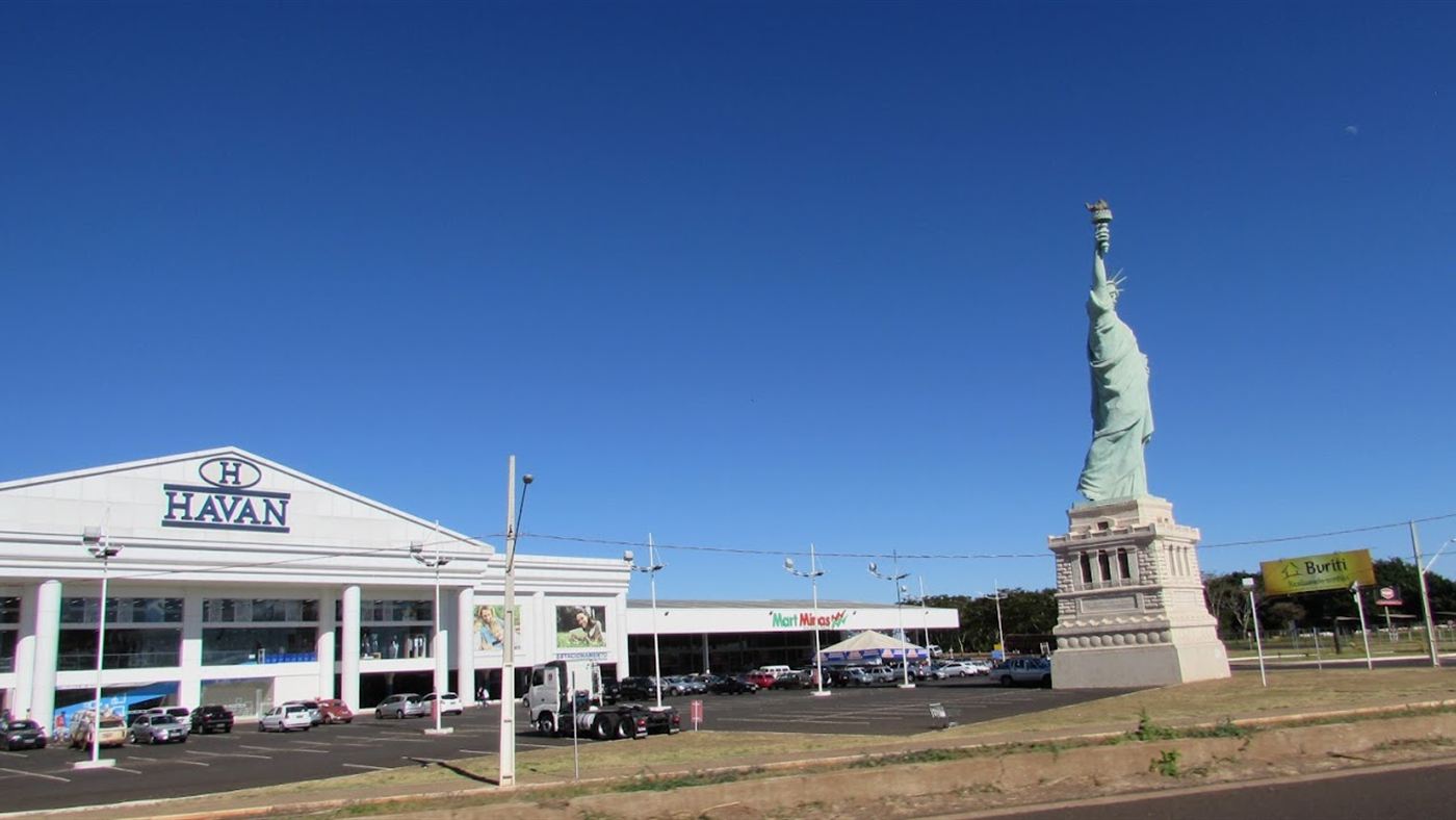 Loja da Havan em Uberaba com a réplica da Estátua da Liberdade