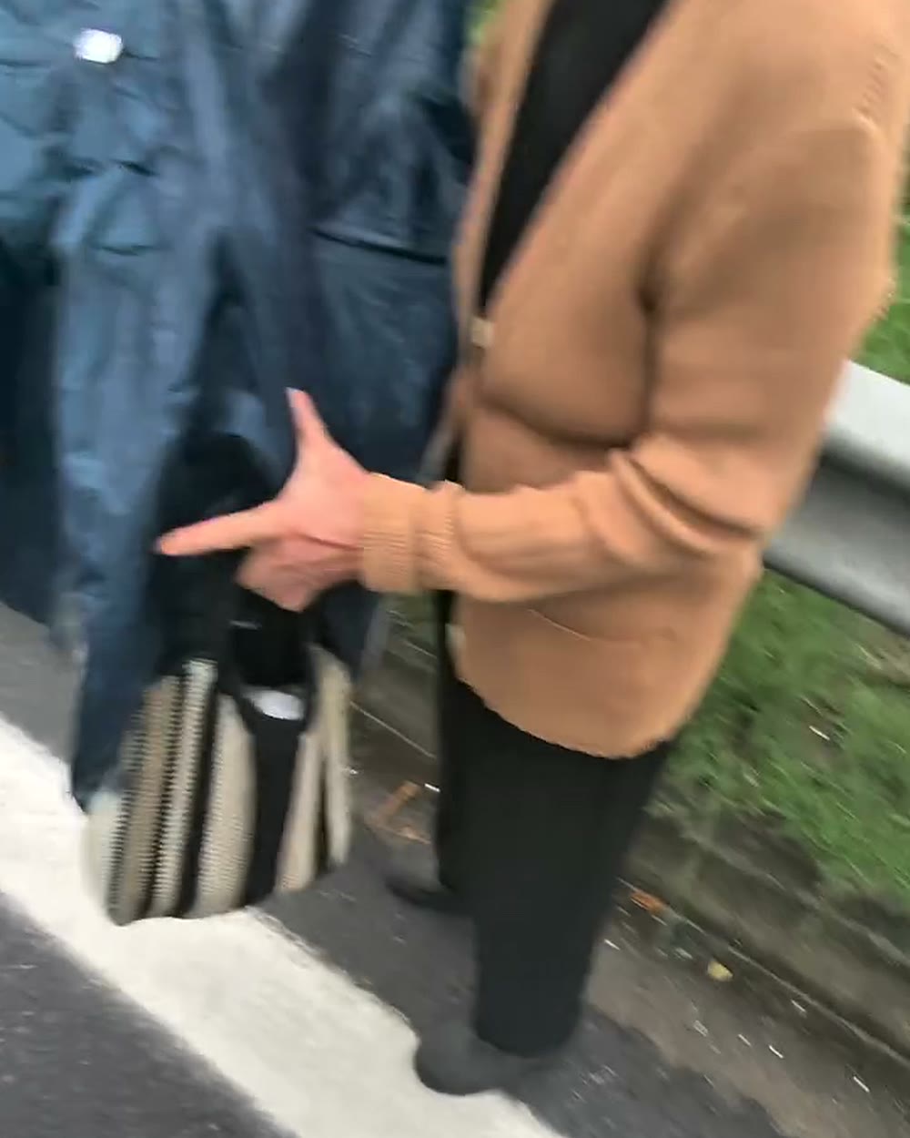 Cena do vídeo viral: idosa perdida linha vermelha